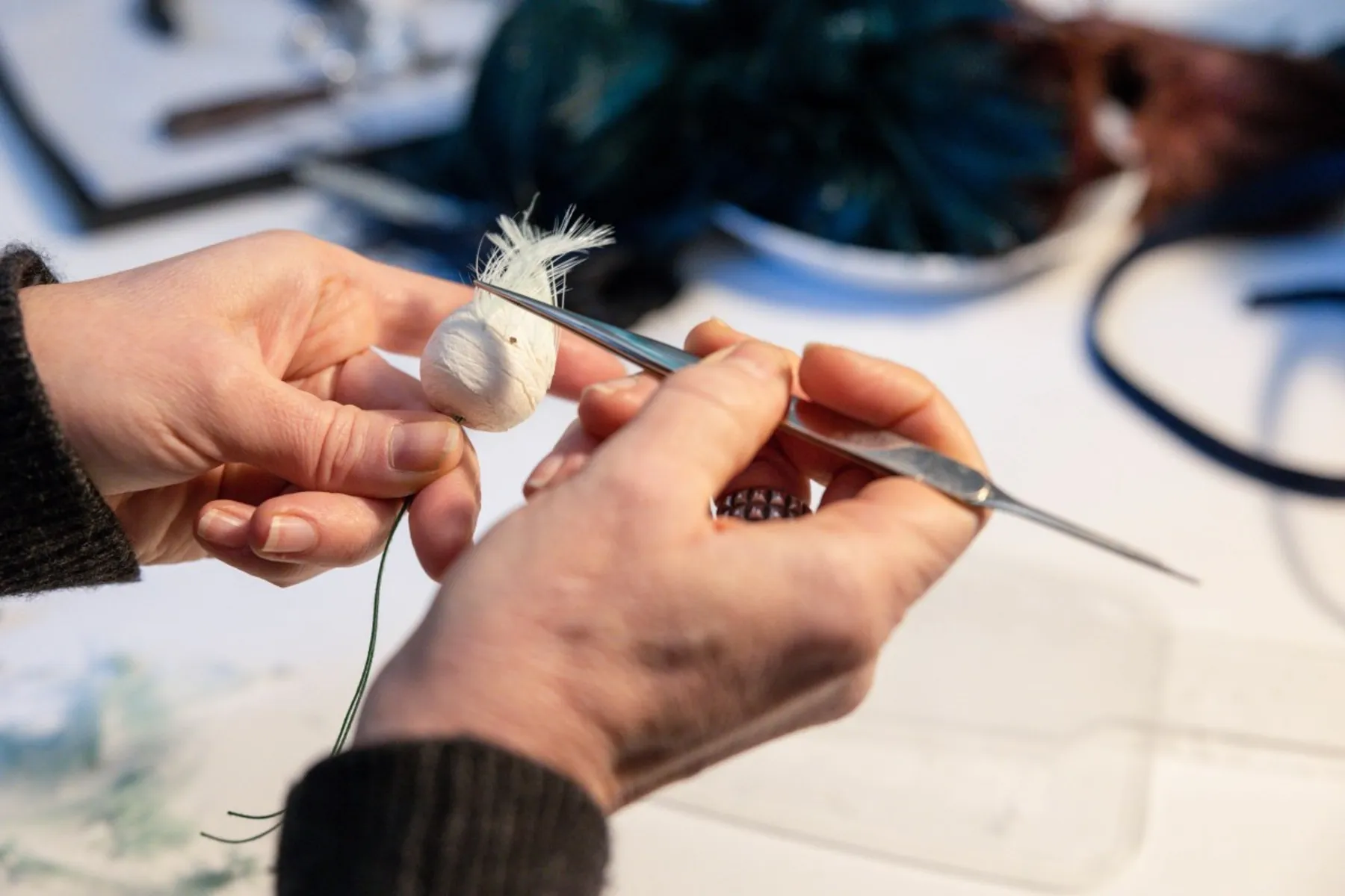 Habillez de plumes le chapeau en feutre de votre choix - Image n°1 - Wecandoo