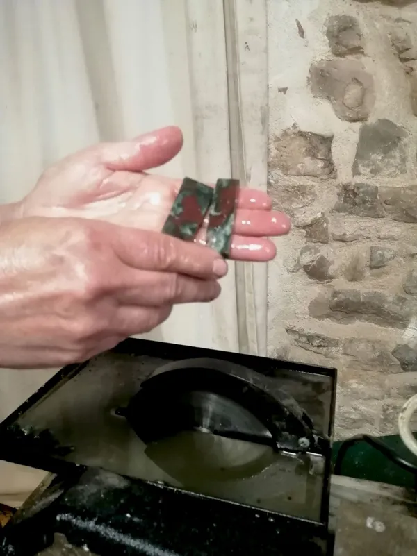 Wecandoo - Taillez vos boucles d'oreilles en pierres précieuses
