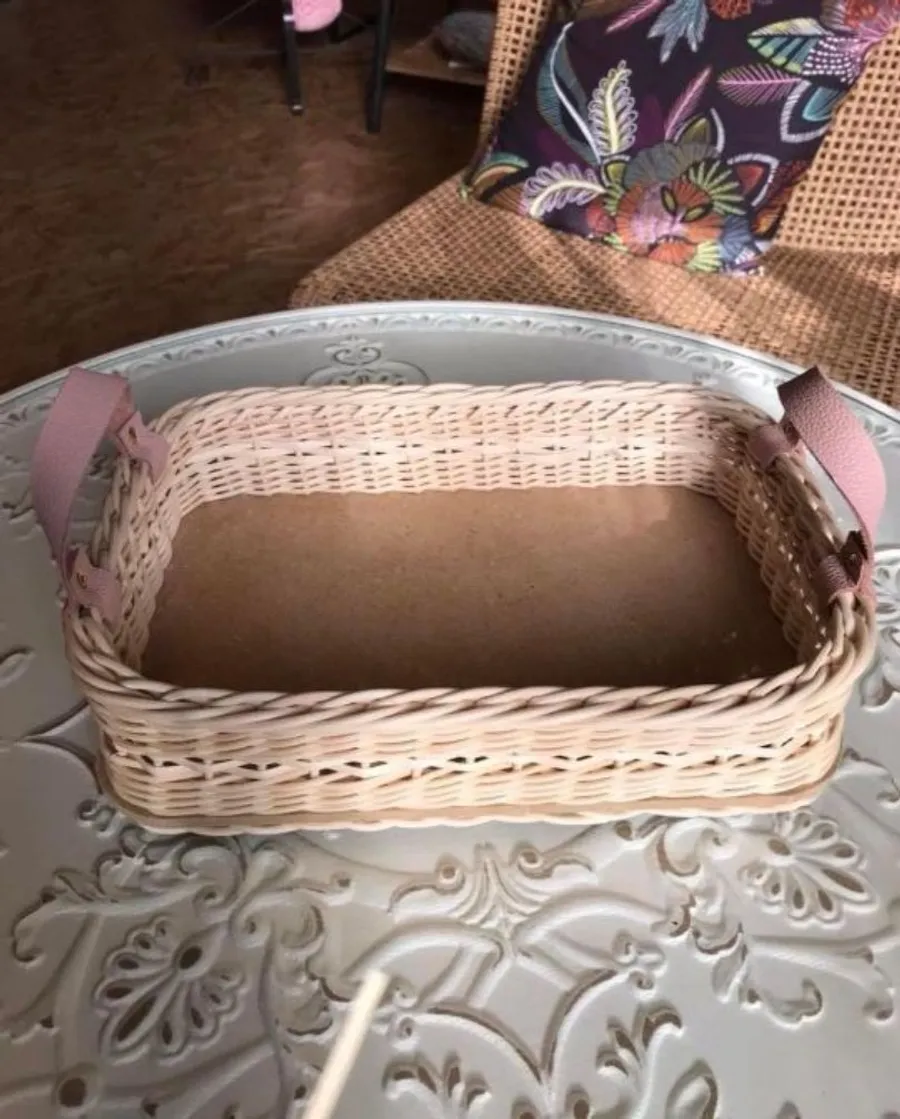 Créez votre plateau apéritif rectangulaire en rotin et cuir - Image n°1 - Wecandoo