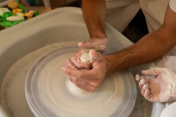 Découvrez le tournage de porcelaine sur 2 jours - Image n°4 - Wecandoo