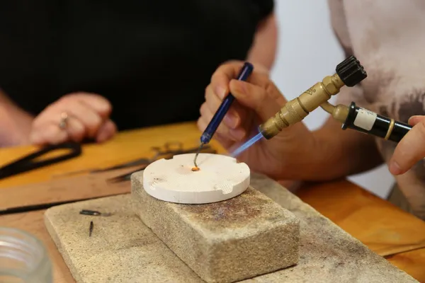 Façonnez vos boucles d'oreilles en laiton - Image n°4 - Wecandoo