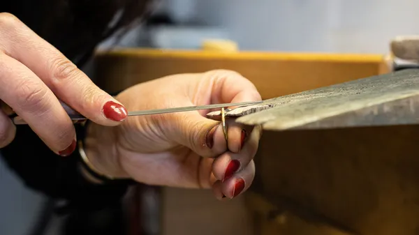 Wecandoo - Réalisez vos boucles d'oreille dorées à l'or fin