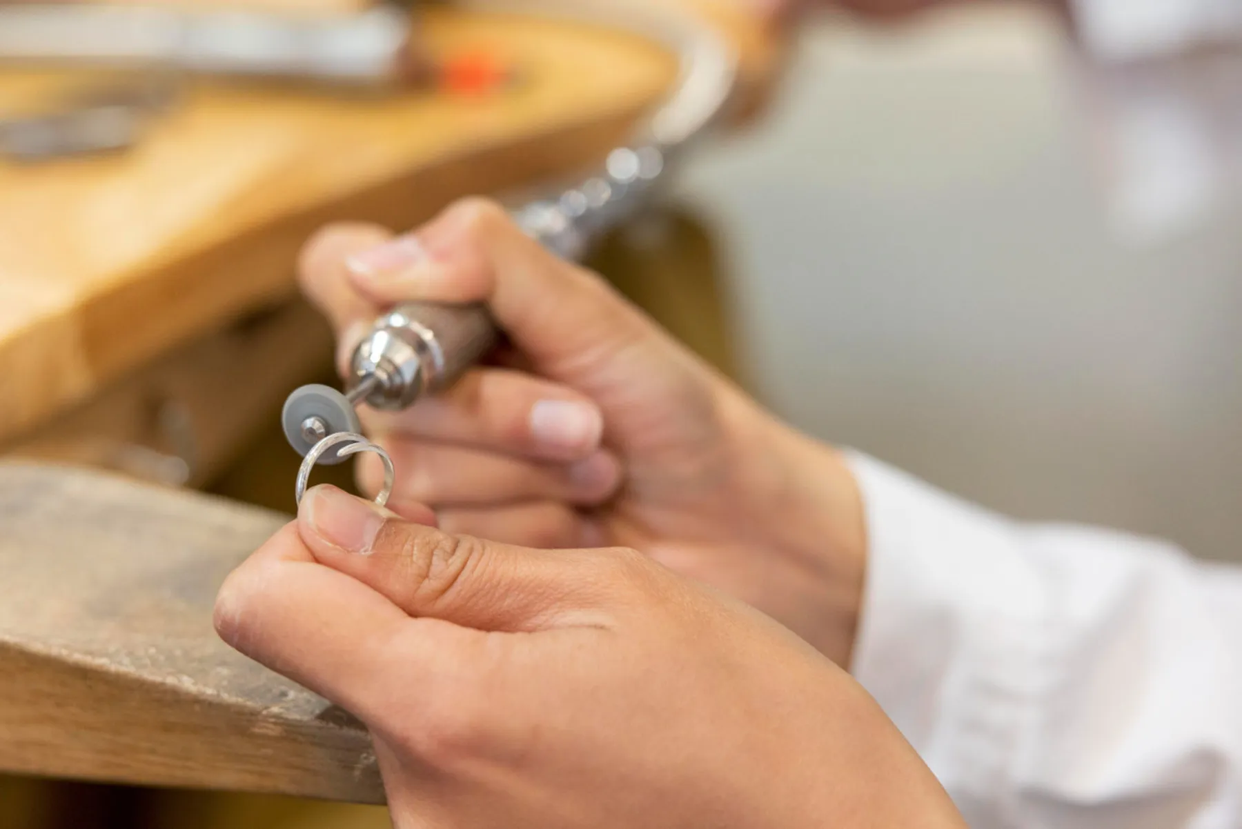 Créez votre bague en argent sertie d'une pierre semi-précieuse avec Justine - Image n°4 - Wecandoo
