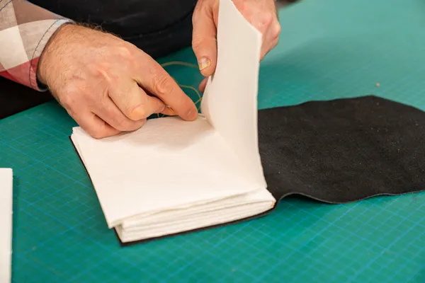 Créez votre carnet de voyage en cuir - Image n°4 - Wecandoo