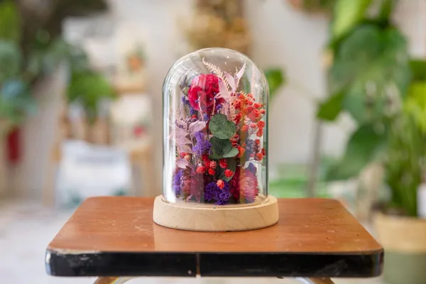 Créez votre composition florale sous cloche - Image n°1 - Wecandoo
