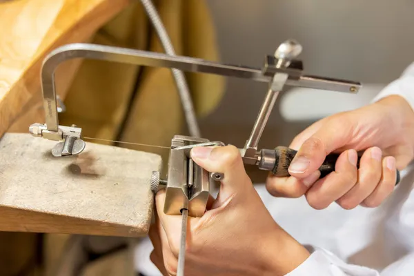 Créez votre médaille du zodiaque en argent sertie de pierres semi-précieuses - Image n°2 - Wecandoo