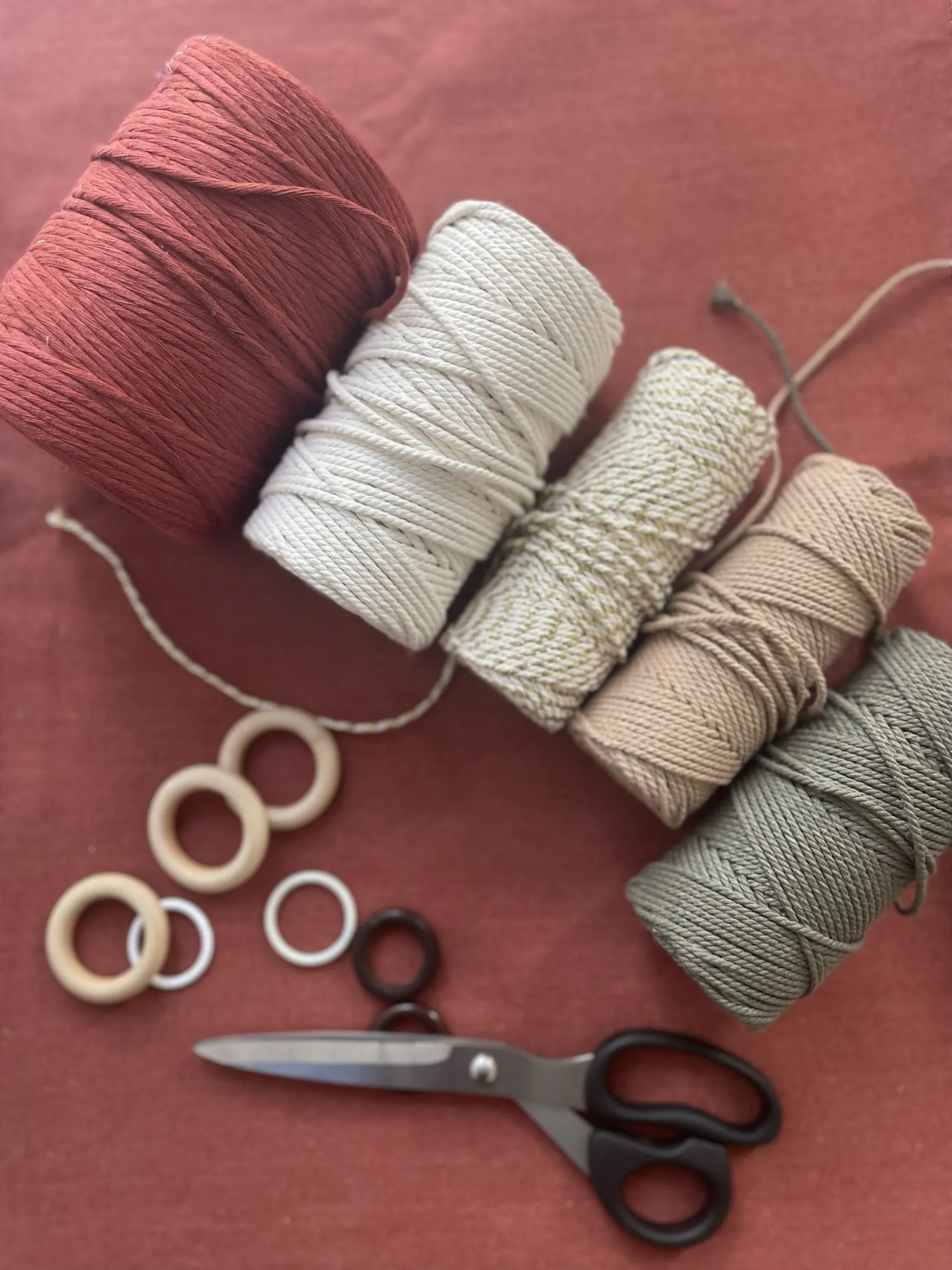 Créez votre porte-plante en macramé en duo avec votre enfant - Image n°3 - Wecandoo