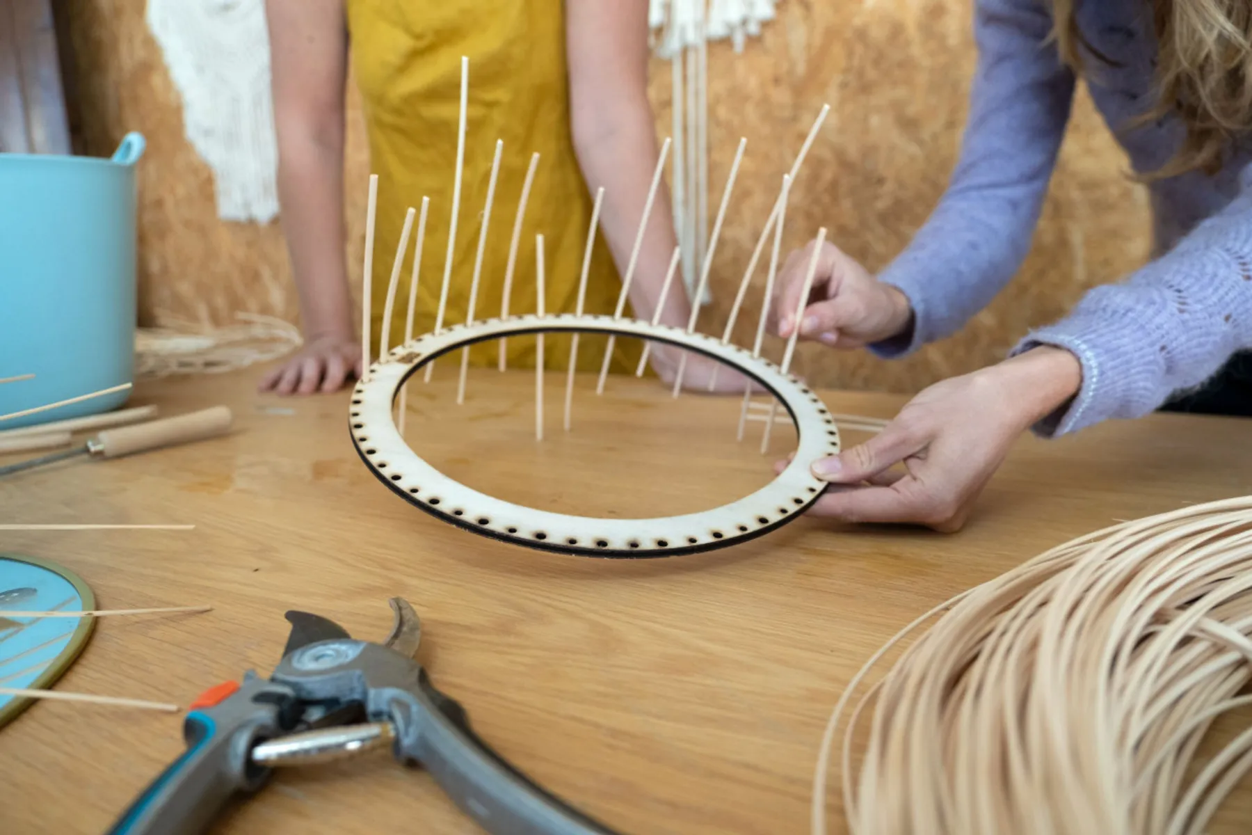 Réalisez votre miroir mural en vannerie de rotin - Image n°2 - Wecandoo