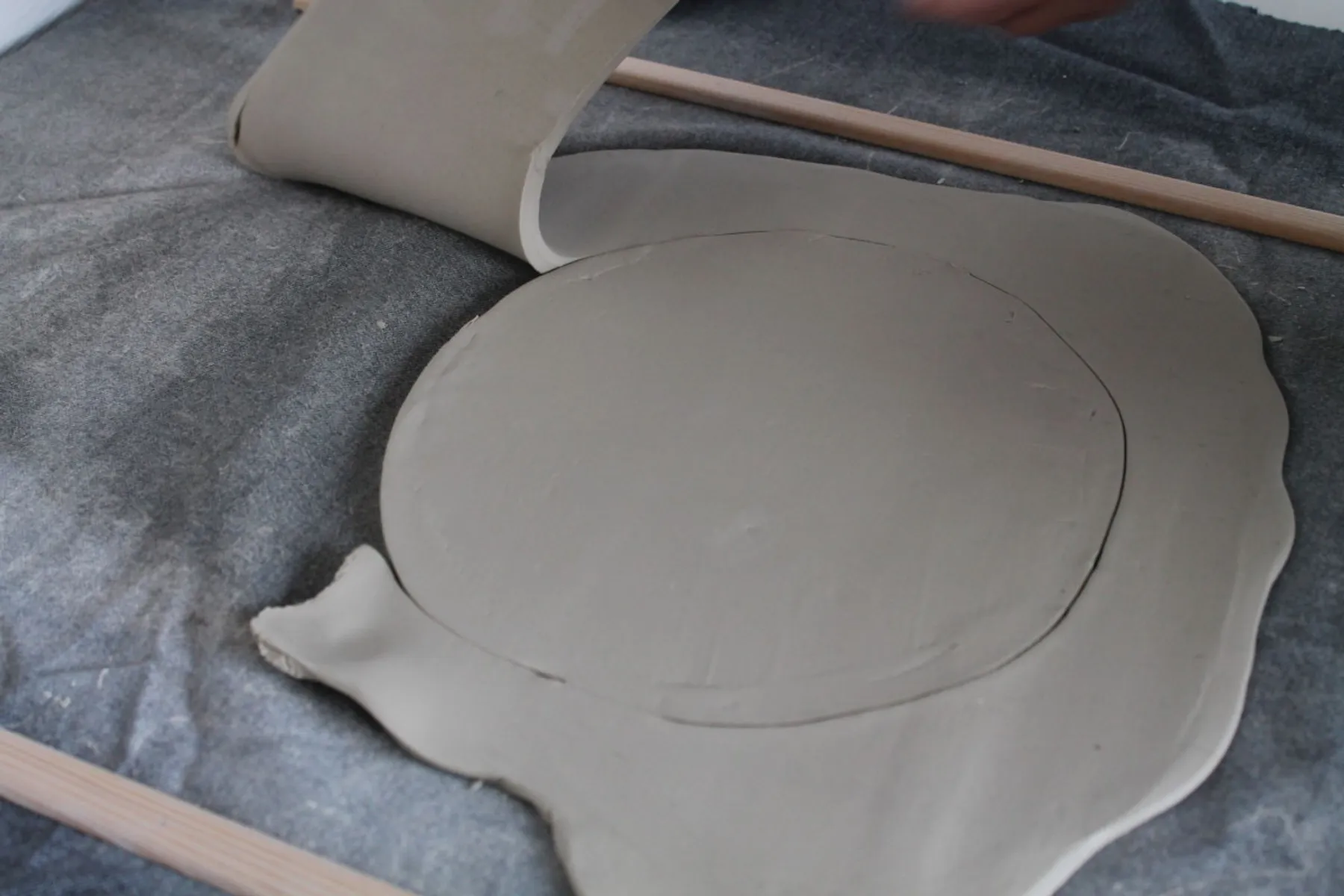 Modelez deux assiettes à dessert en famille - Image n°2 - Wecandoo