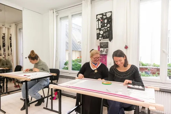 Brodez votre médaillon "Diana" avec Victoria, brodeuse d'Art Haute Couture Meilleur Ouvrier de France (MOF) - Image n°4 - Wecandoo