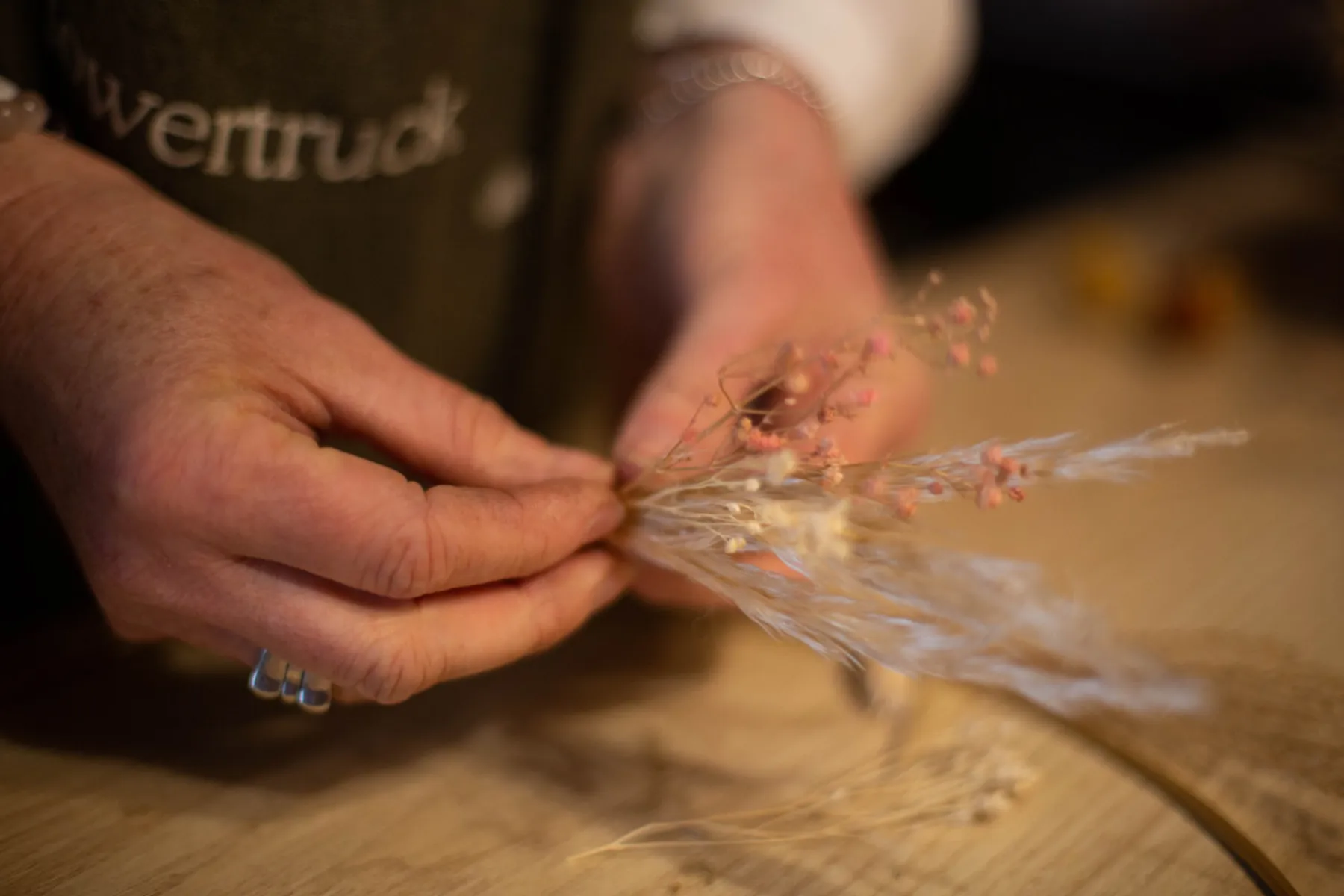 Réalisez votre couronne de fleurs séchées - Image n°2 - Wecandoo