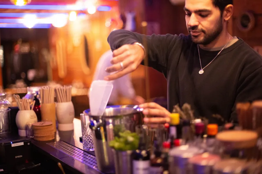 Surprenez votre équipe dans une initiation à la mixologie, réalisez des cocktails uniques et dégustez-les avec du saumon - Afbeelding nr. 1 - Wecandoo