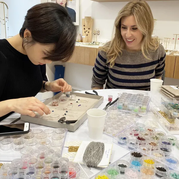 Composez vos boucles d'oreilles bohèmes personnalisées avec Kelly et Agathe - Image n°4 - Wecandoo