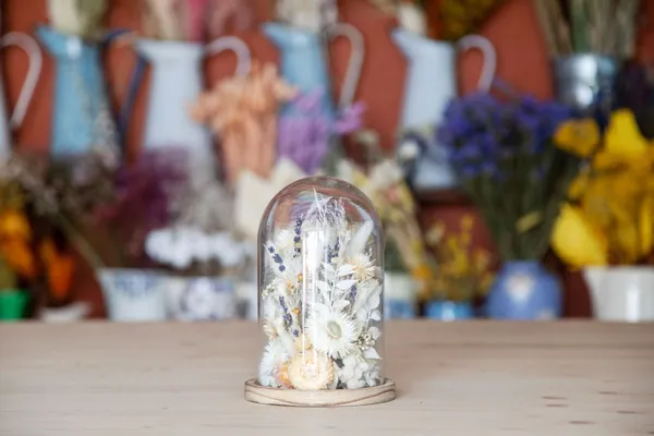 Créez votre cloche en fleurs séchées - Image n°3 - Wecandoo