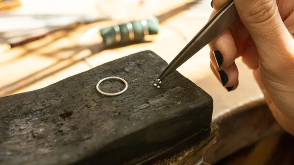 Réalisez votre duo d'ear cuff perlé en argent - Image n°4 - Wecandoo