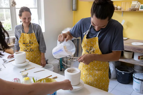 Coulez et décorez vos tasses en porcelaine - Image n°2 - Wecandoo