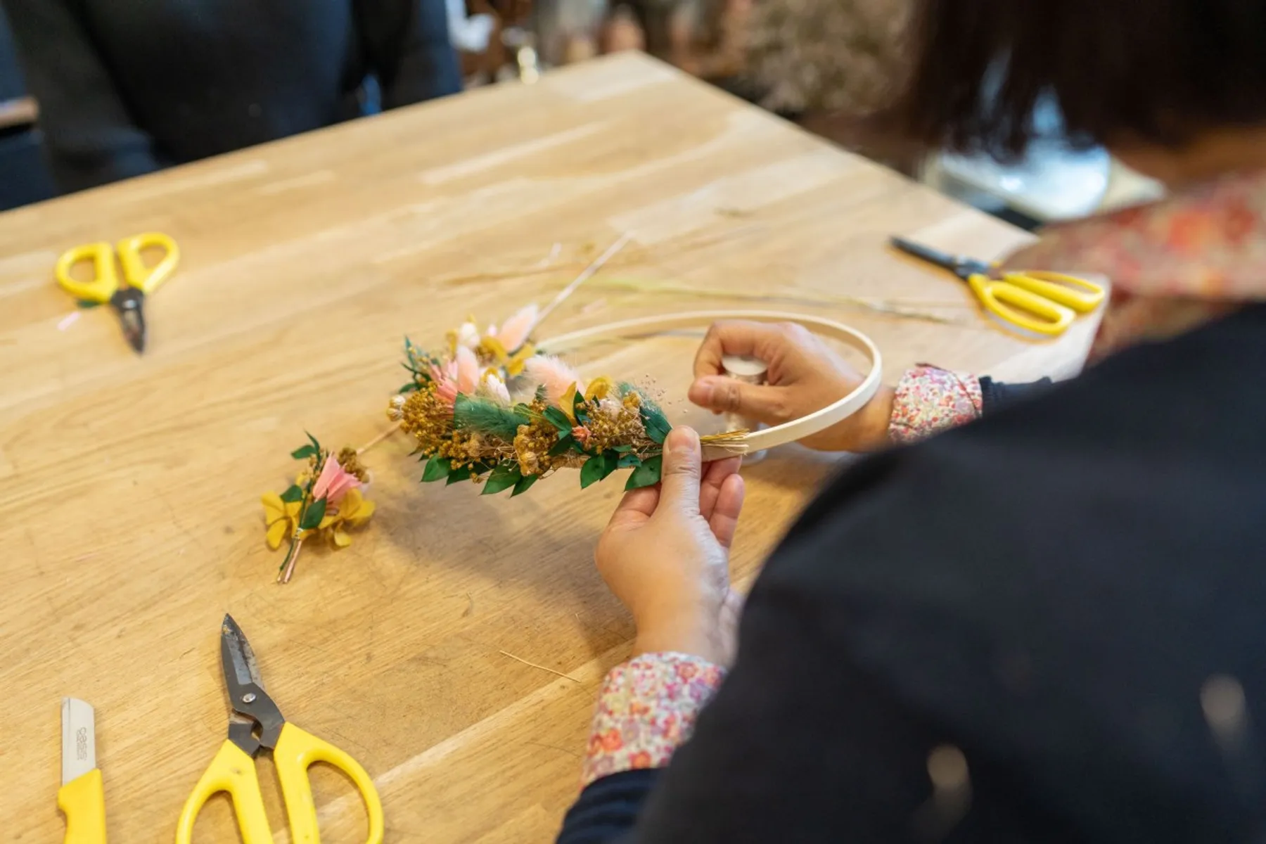 Réalisez votre couronne de fleurs séchées - Image n°3 - Wecandoo