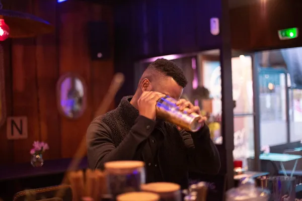 Surprenez votre équipe dans une initiation à la mixologie, réalisez des cocktails uniques et dégustez-les avec du saumon - Afbeelding nr. 4 - Wecandoo