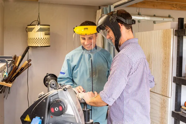 Initiez-vous au tour à bois sur une journée en réalisant 2 bols - Image n°2 - Wecandoo