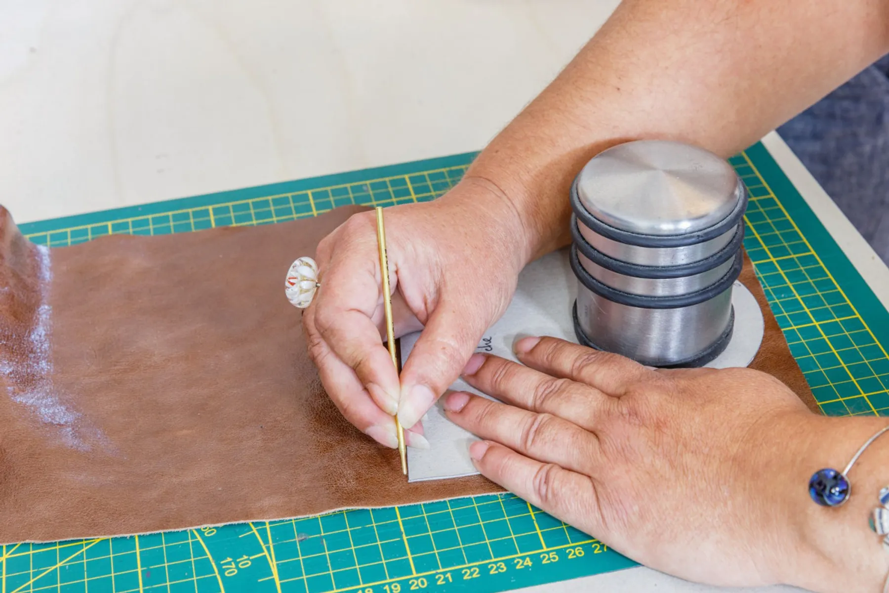 Fabriquez votre étui à lunettes en cuir - Image n°3 - Wecandoo
