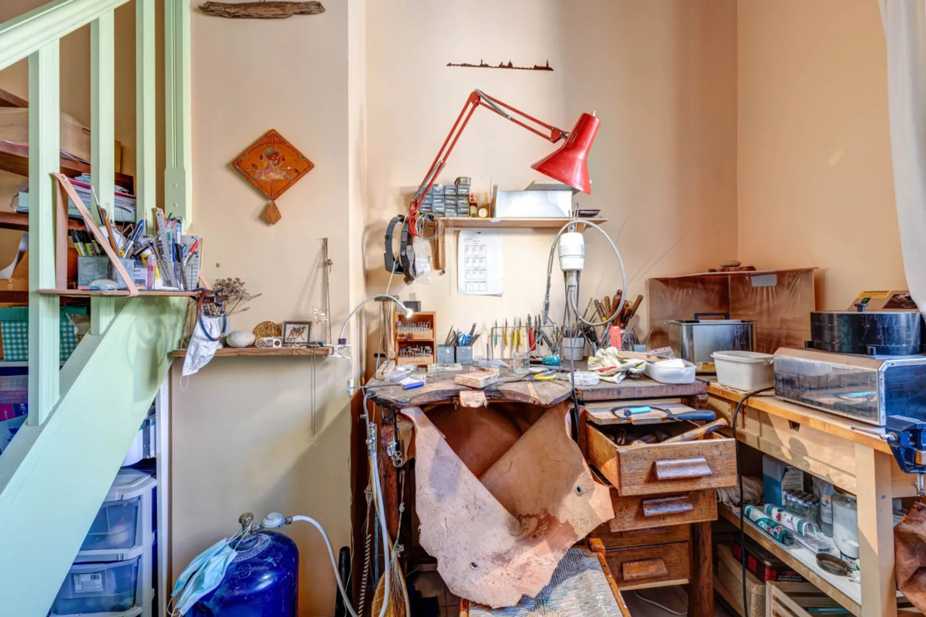 Réalisez votre paire de boucles d'oreilles en argent et émail - Image n°1 - Wecandoo