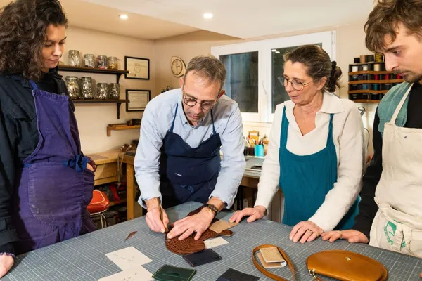 Créez votre sac pochette en cuir avec Mélanie - Image n°4 - Wecandoo