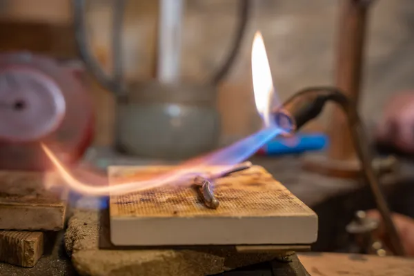 Réalisez votre pendentif en laiton avec pierre incrustée - Image n°2 - Wecandoo