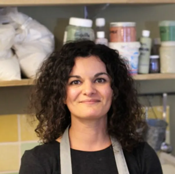 Eva: Céramiste in Bordeaux