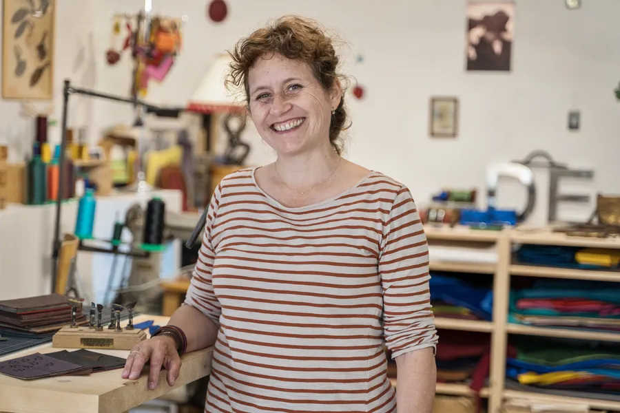 Sandra: Artisan Maroquinière in La Rochelle