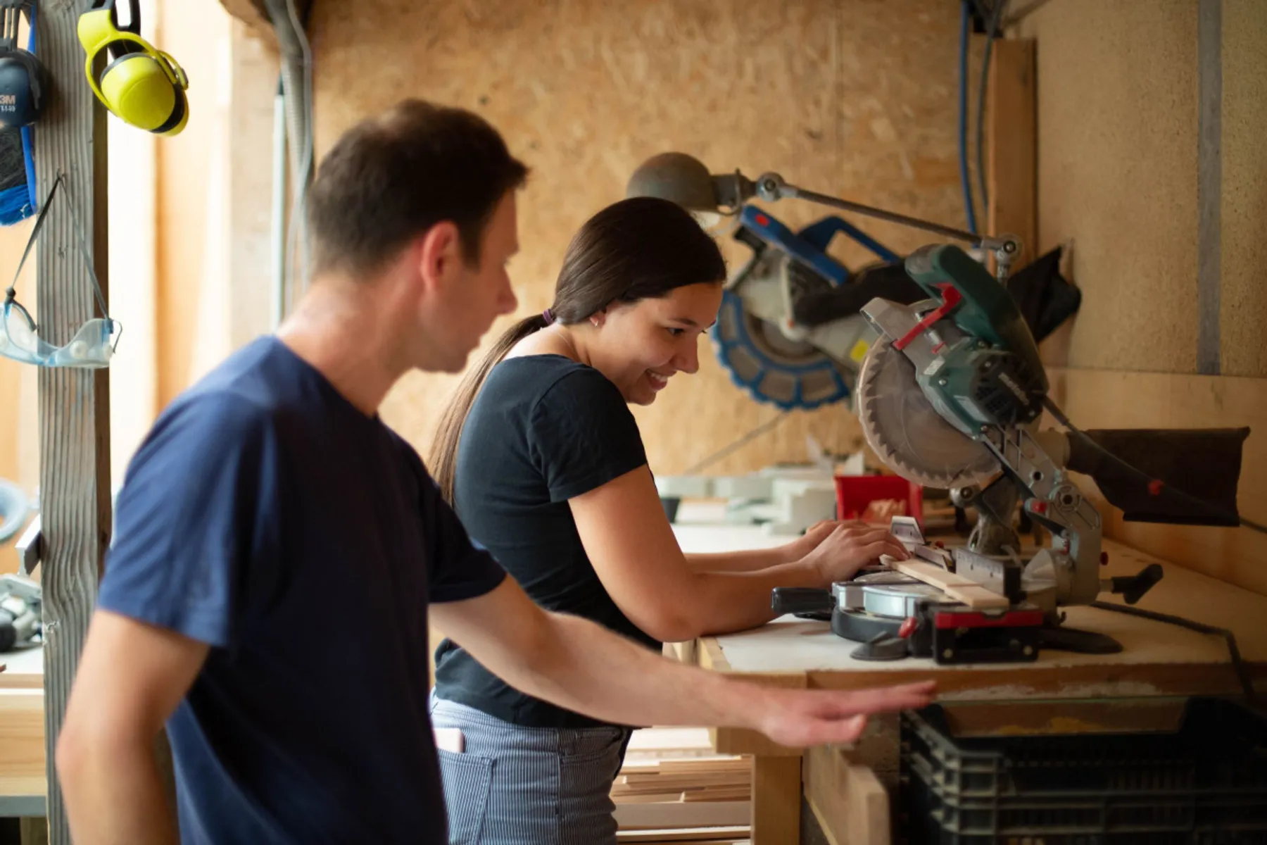 Réalisez votre paire de tongs unique en bois et cuir - Image n°2 - Wecandoo