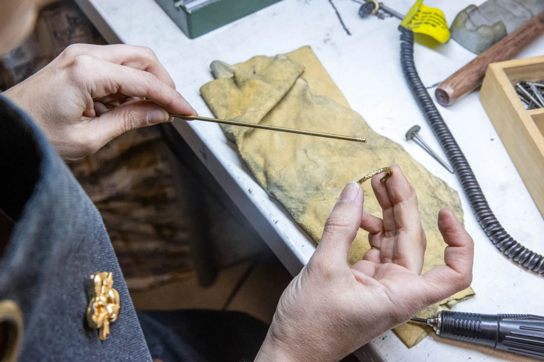 Fabriquez votre bague sertie de cristal avec Julie - Image n°2 - Wecandoo