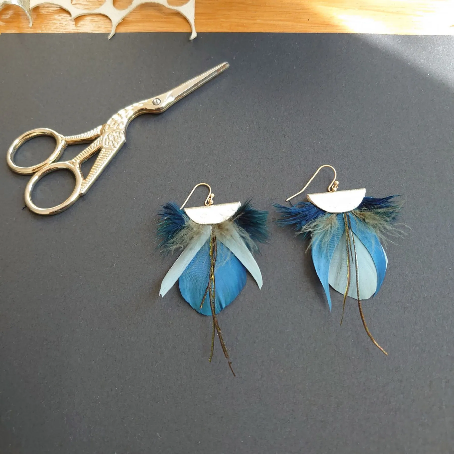 Réalisez votre paire de boucles d'oreilles en plumes - Image n°5 - Wecandoo