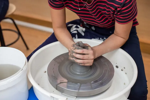 Initiez-vous ou perfectionnez-vous au tour de céramiste en 2 sessions - Image n°2 - Wecandoo