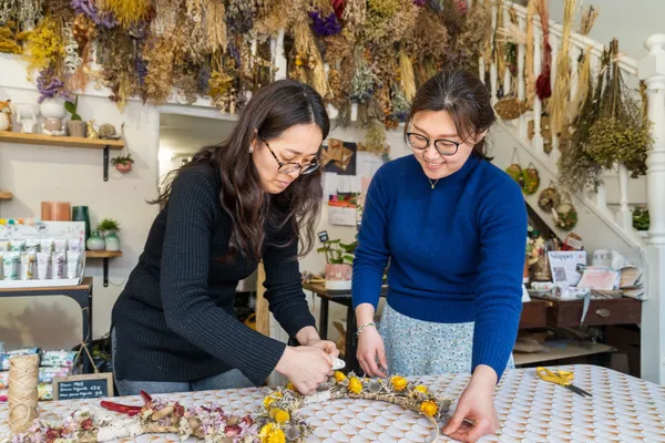 Réalisez votre couronne de fleurs séchées - Image n°2 - Wecandoo