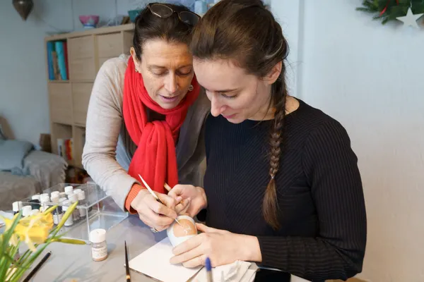 Découvrez les techniques de décor sur porcelaine - Image n°4 - Wecandoo