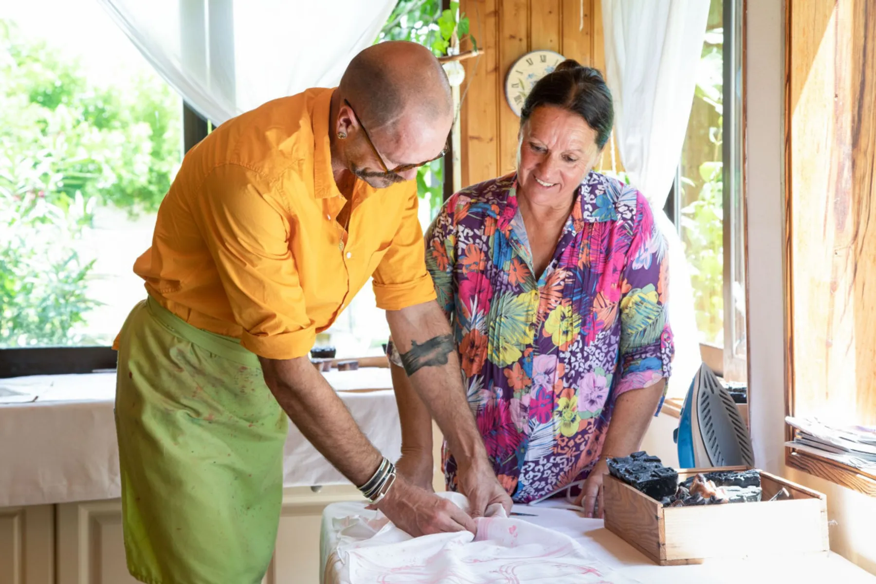 Découvrez la technique du batik sur soie et créez votre carré de soie ou votre écharpe - Image n°4 - Wecandoo