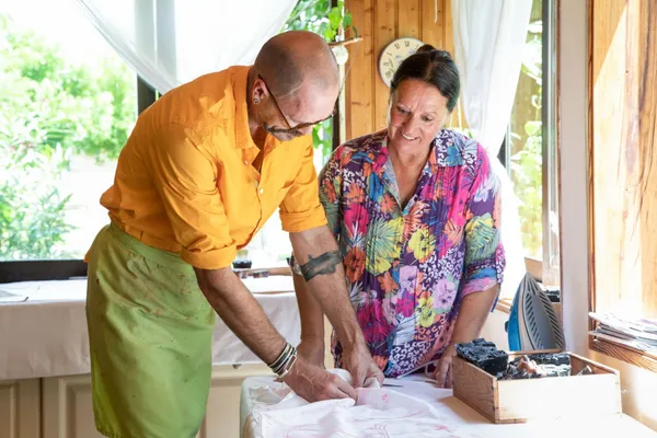 Découvrez la technique du batik sur soie et créez votre carré de soie ou votre écharpe - Image n°4 - Wecandoo