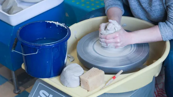 Initiez-vous au tour de potier avec Séverine - Image n°2 - Wecandoo