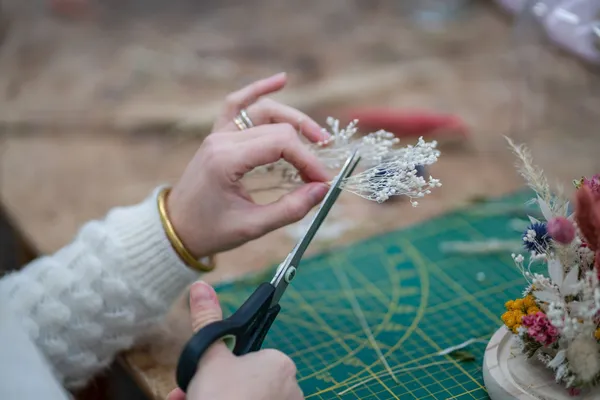 Créez votre composition de fleurs séchées sous cloche - Image n°3 - Wecandoo