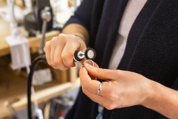 Réalisez votre duo d'alliances en argent en couple - Image n°3 - Wecandoo