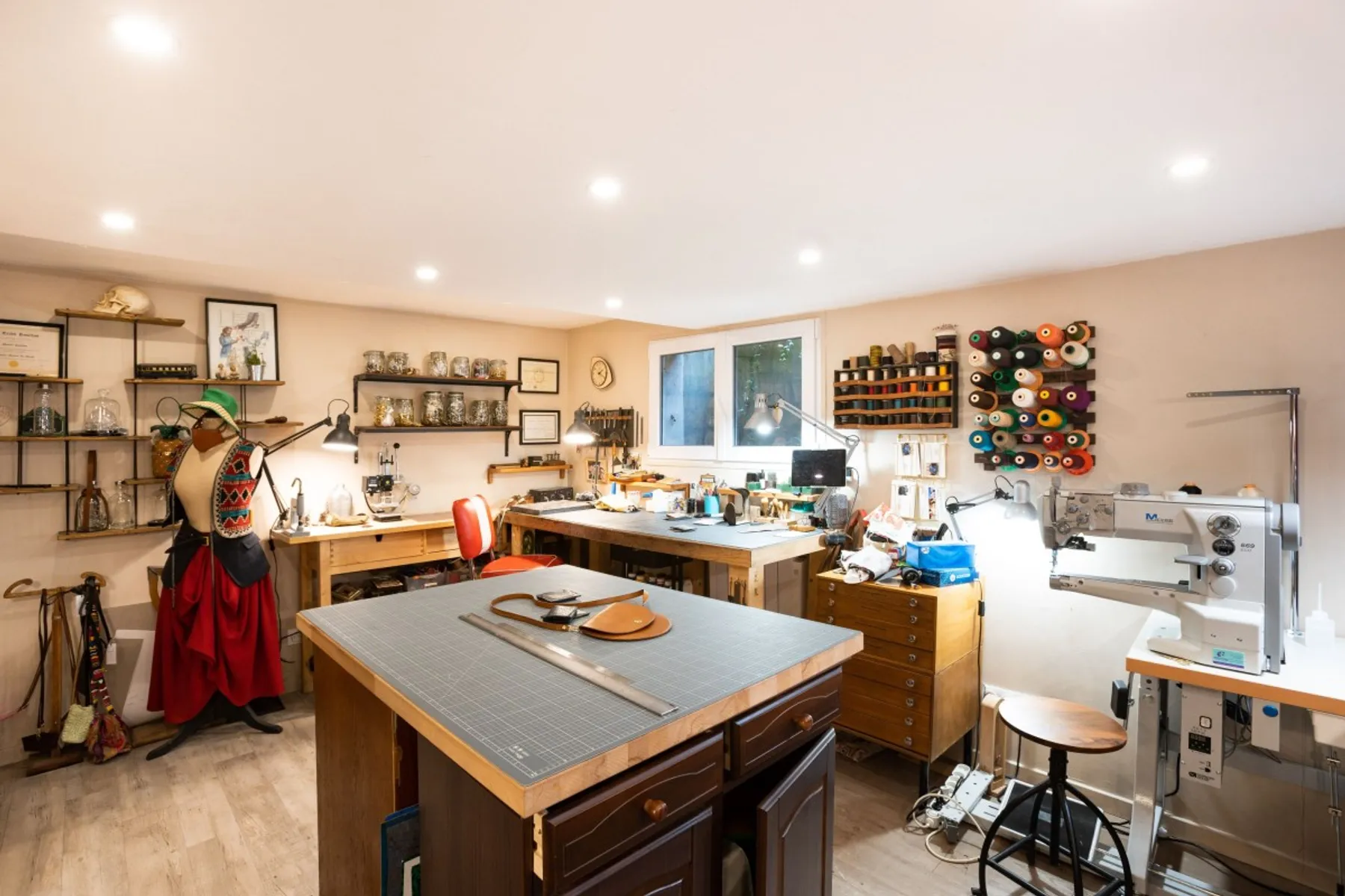 Créez votre sac pochette en cuir avec Mélanie - Image n°1 - Wecandoo