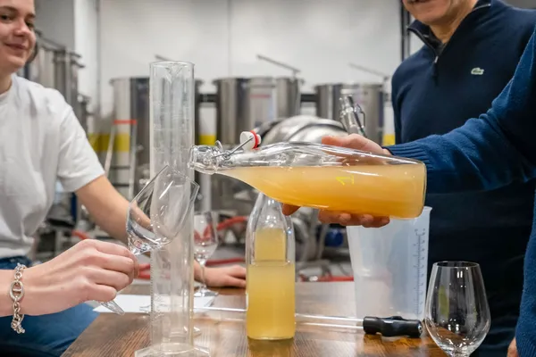Wecandoo - Assemblez votre bouteille de vin blanc