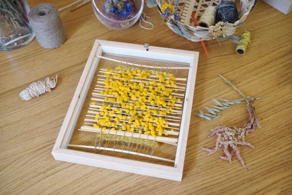 Wecandoo - Fabriquez un tissage de fleurs séchées