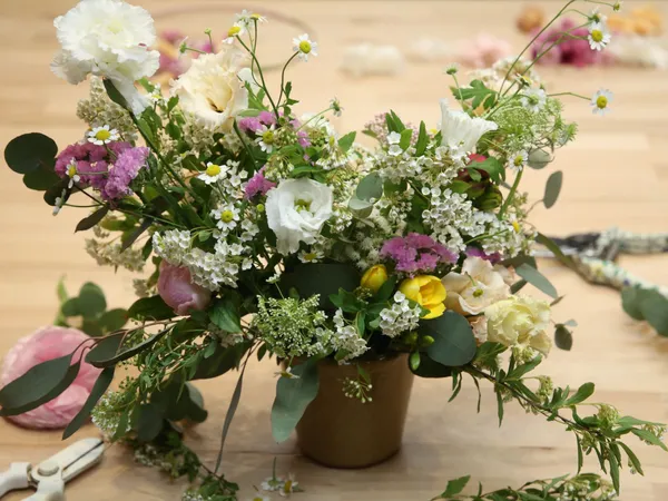 Créez votre composition de fleurs piquées fraîches et de saison - Image n°3 - Wecandoo