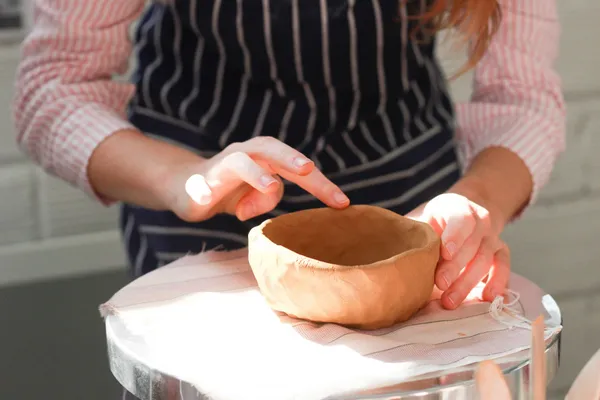 Wecandoo - Modelez vos pots de fleurs en céramique