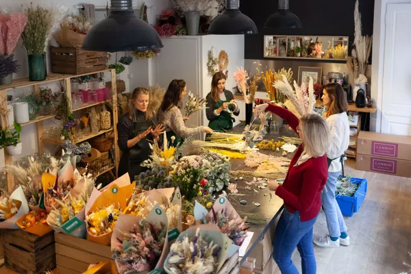 Créez une grande couronne de fleurs séchées - Image n°2 - Wecandoo