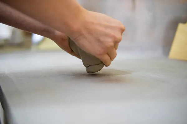 Découvrez l'art du modelage en famille avec Marina - Image n°2 - Wecandoo