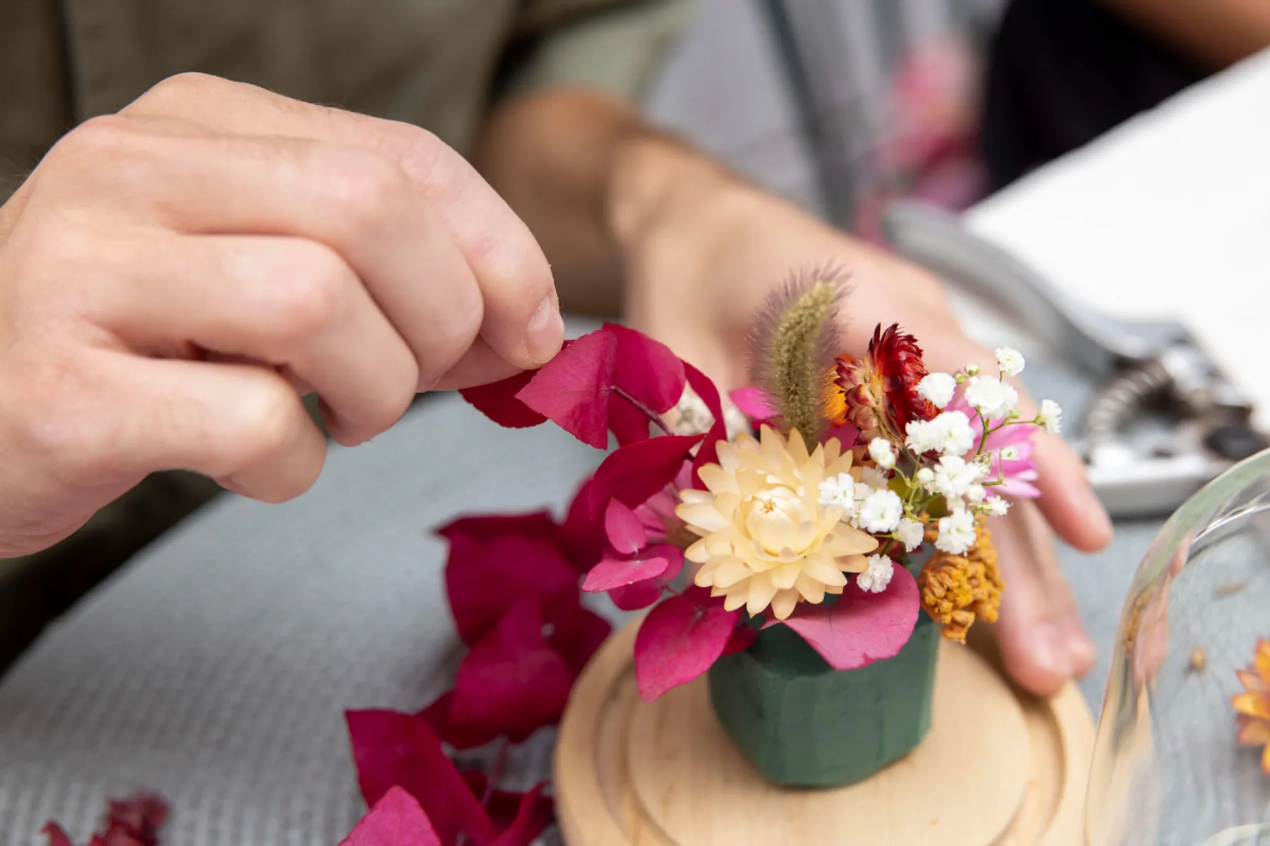 Réalisez votre composition de fleurs séchées sous cloche - Image n°3 - Wecandoo