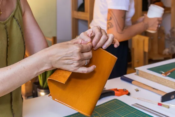 Créez votre petit sac à main en cuir - Image n°3 - Wecandoo