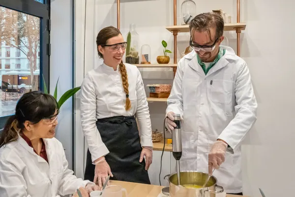 Réalisez votre savon saponifié à froid et initiez-vous à la technique de décor "cosmic wave" - Image n°3 - Wecandoo